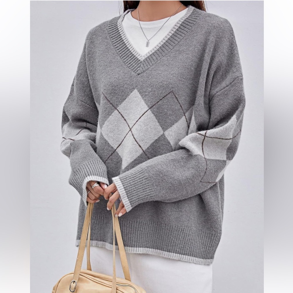 DAZY women’s Gray Argyle V-Neck Sweater size L